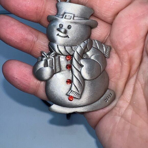 Avon 2011 Pewter Snowman with Red Crystals - Picture 6 of 6